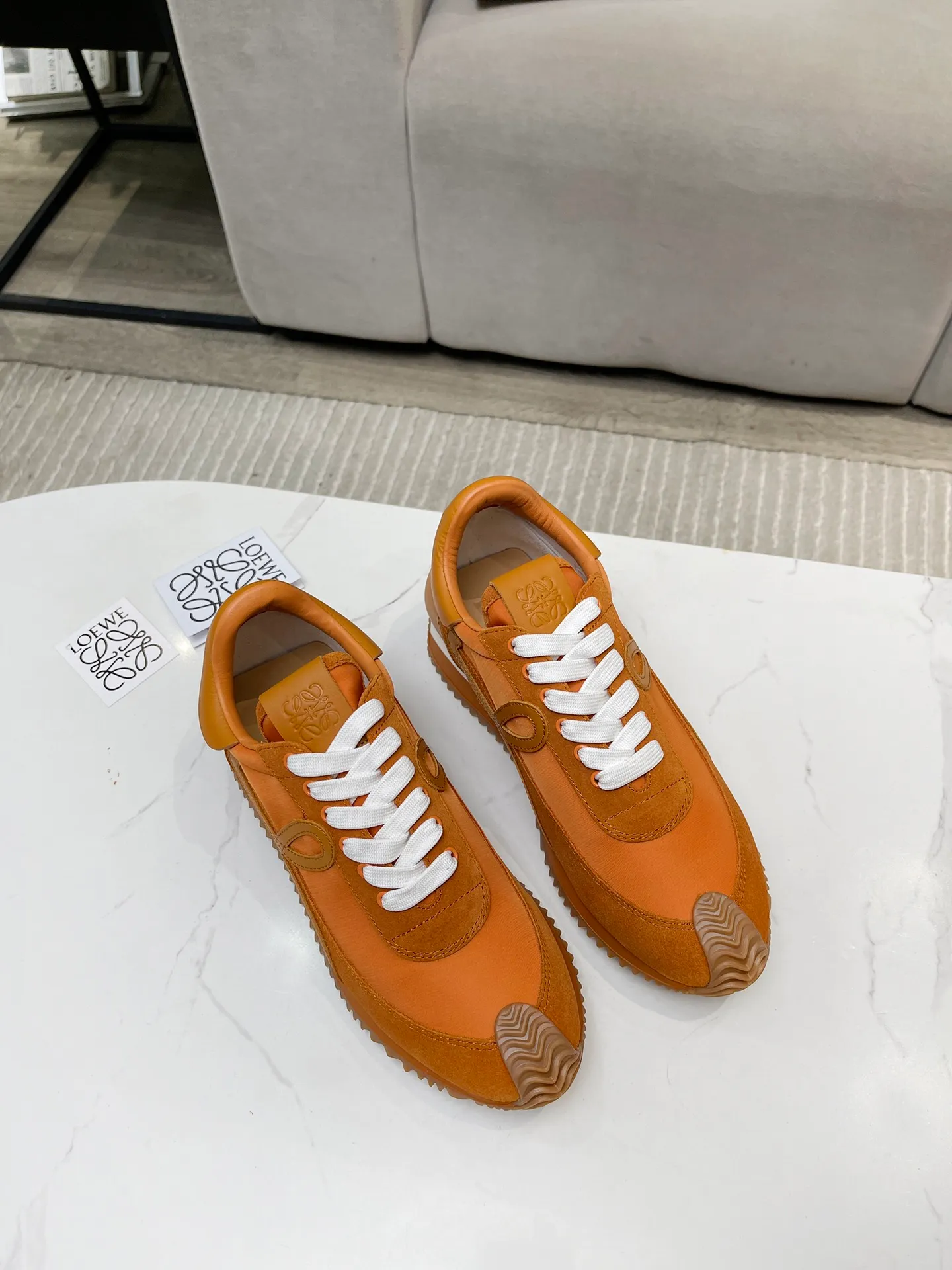 👟👟Ex-factory price 520👟👟 Men's code +10 Women's model: 35--39 (customized code 40 for women), Men's model: 40--44 (customized code 45 for men), 🔥🔥Hot LOEWE 2024 latest inner color block moral training shoes Forrest Gump shoes super good-looking super versatile color block stitching upper Very high-end hidden inner vagina 4cm! The heel has a novel design, is soft and comfortable, and has an exclusive brand logo on the side. It will be rated as the most comfortable sneaker of the year and is a must-have for your shoe cabinet!  The upper is made of special original cowhide + original cloth imported from Australia. The cowhide insole / original private model is exclusively customized with a 1:1 outsole!  Complete set in original packaging.
